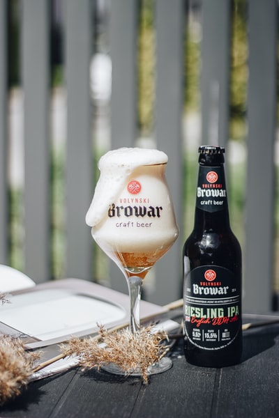 棕色木桌上冰激凌旁边的一个瓶子